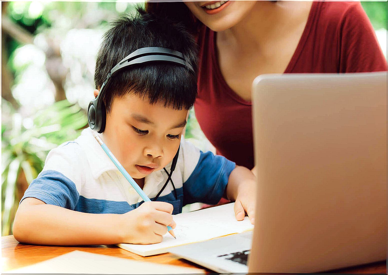 improve written language: children work at a computer