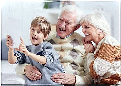 remember their grandparents: grandchildren and grandparents