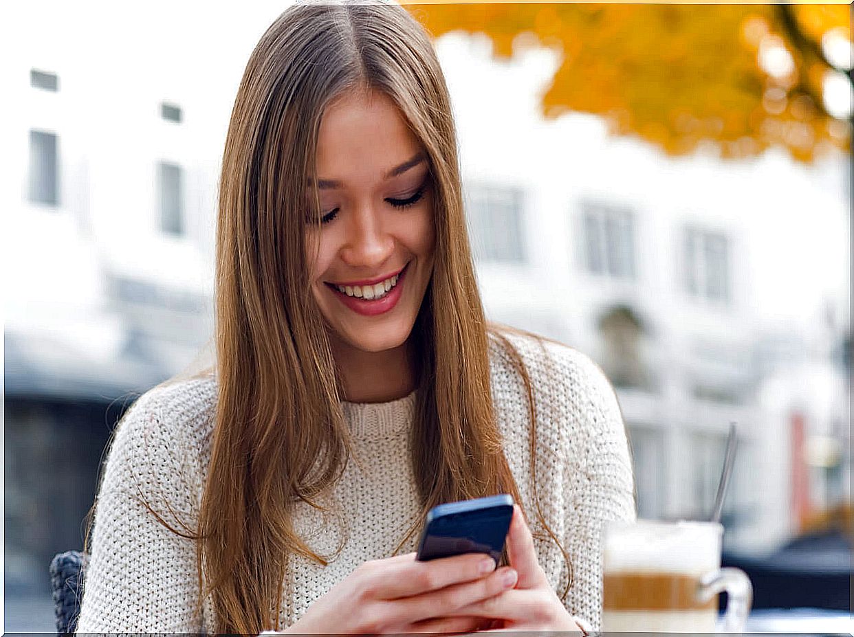 girl with cell phone