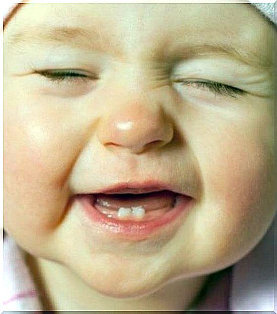 Signs that your baby's first tooth is coming out