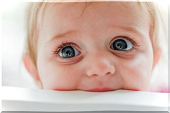 signs that your baby's first tooth is showing up