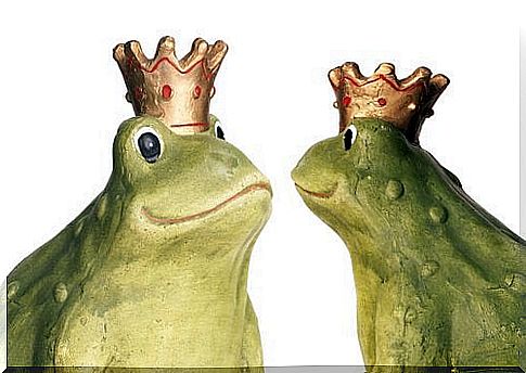 Two frogs with crowns.