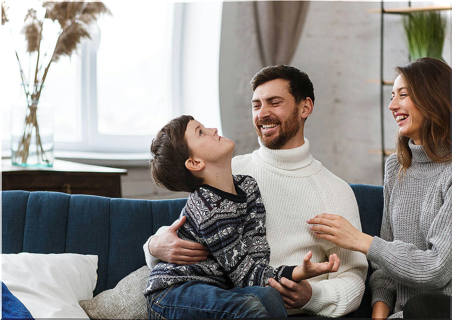 language skills at home: family on sofa