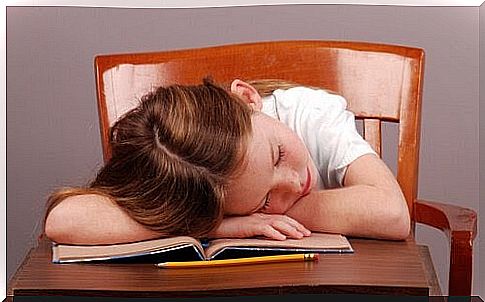 children who go to bed late: children sleep leaning over the school desk