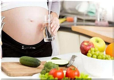 supplements for pregnant women: pregnant woman in front of vegetables