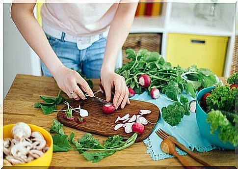 Teach children to eat healthy food: A woman cooks in her kitchen.