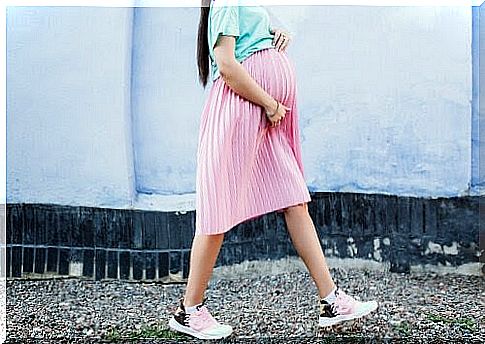 Pregnant woman in pink skirt