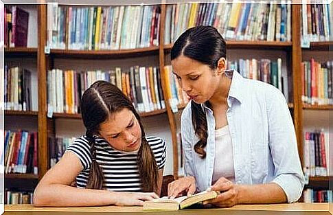 educate children with special needs: women and children read in libraries