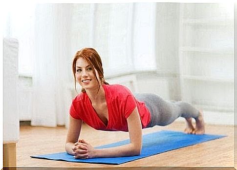 exercises that can strengthen your stomach: happy woman doing the plank