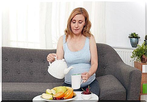 Heartburn and indigestion during pregnancy: pregnant woman pours tea