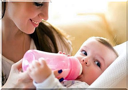 Holes in the teeth of the baby bottle: baby with baby bottle