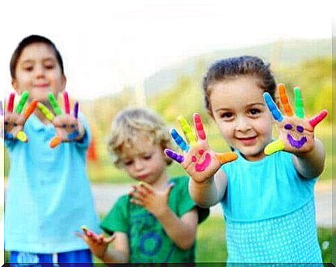 artistic talents: children who have painted their hands