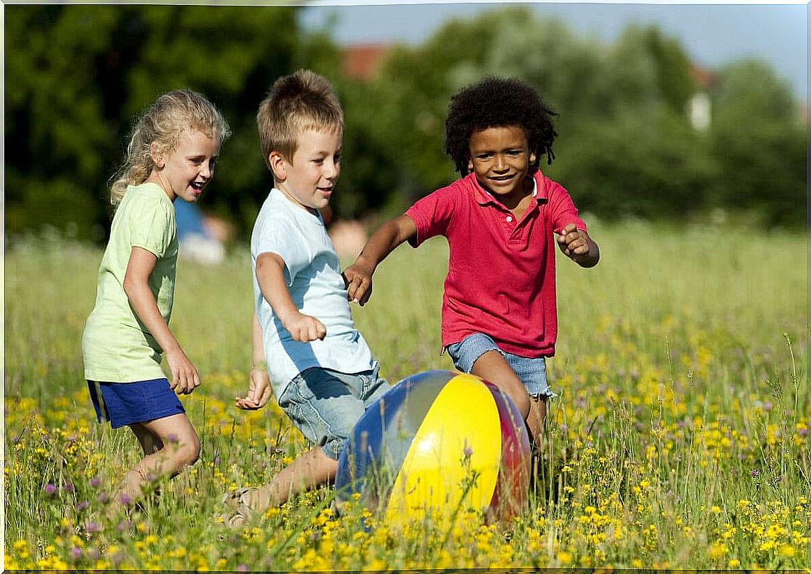 Differences: children play with ball