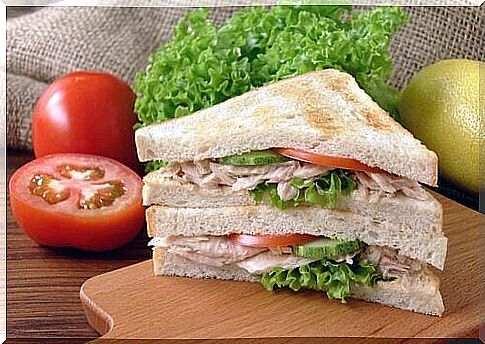 Recipes for cold dishes for children: A sandwich.