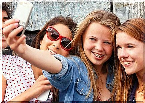 girls take selfie