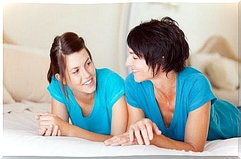 menstrual cycle: mother and daughter talking in bed