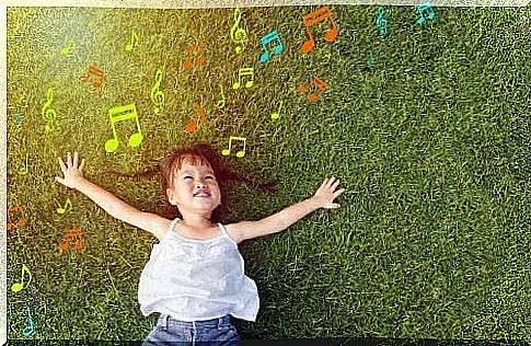 leisure education: girl lying on a meadow with notes around her