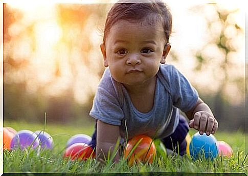 The different stages of crawling in babies