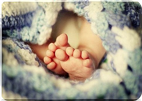 Tips for visiting a newborn baby