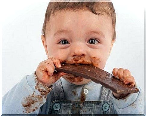 healthy snacks: baby eats chocolate cake