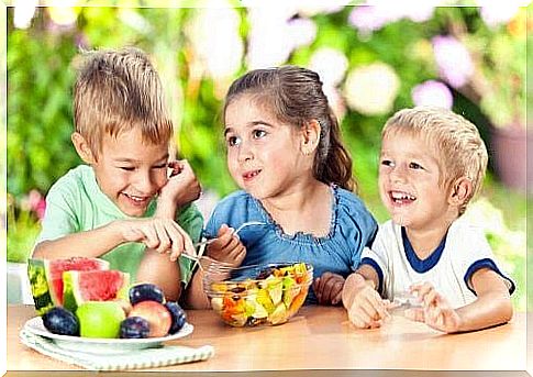 children eat healthy snacks