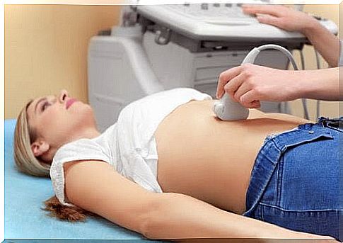 Inhibited fetal growth: pregnant woman on ultrasound examination