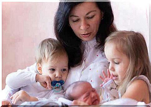 health of a newborn: mother with newborn baby and two older siblings