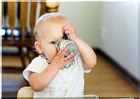 learn to drink from a cup: baby drinks from a cup